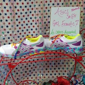 Women's tennis shoes